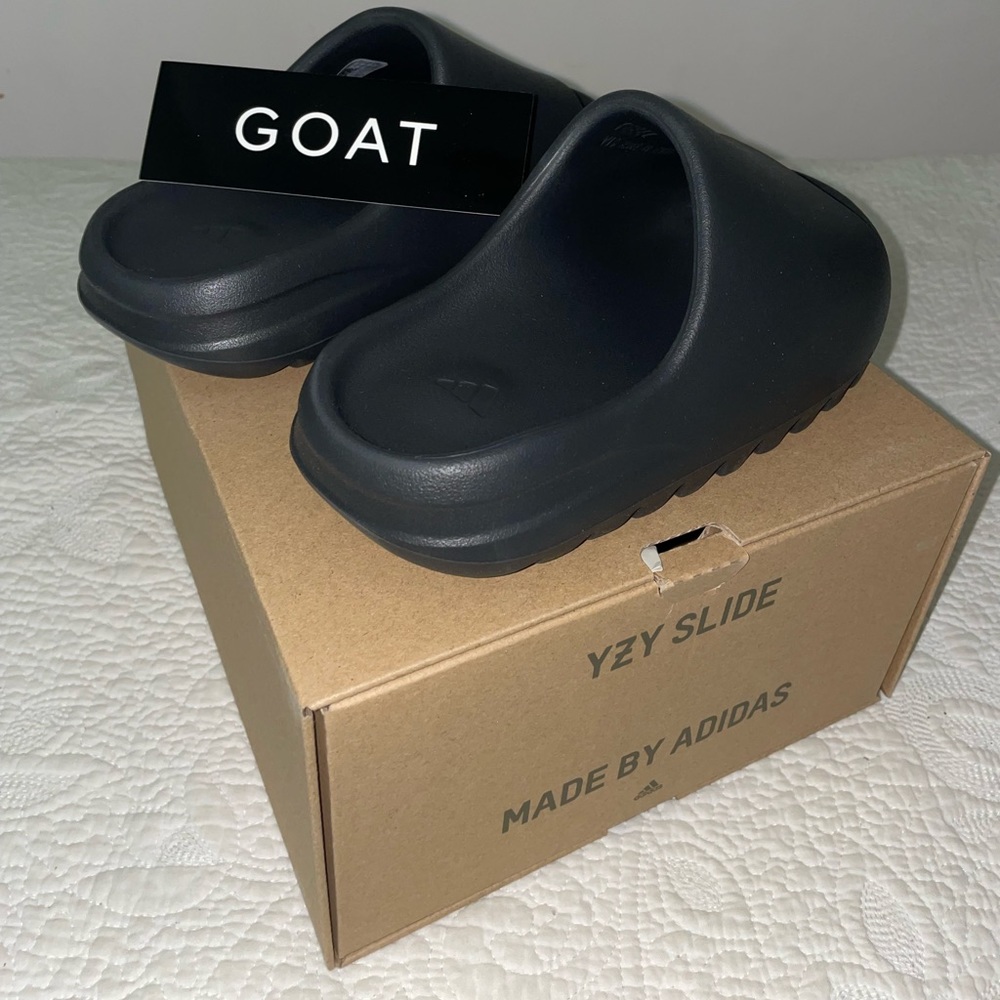 Yeezy Slides (onyx, men’s sz 4 & women’s sz 6)